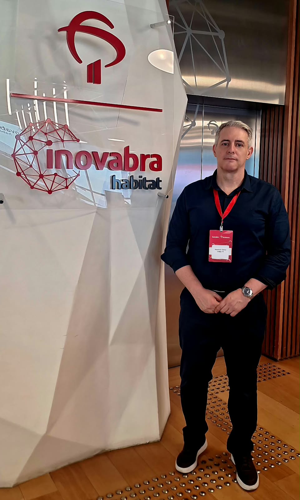 Maurício Conte na entrada do InovaBRA Habitat, sede do evento