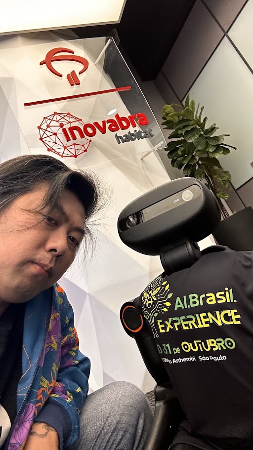 Robô do AI Brasil Experience na recepção do InovaBRA Habitat